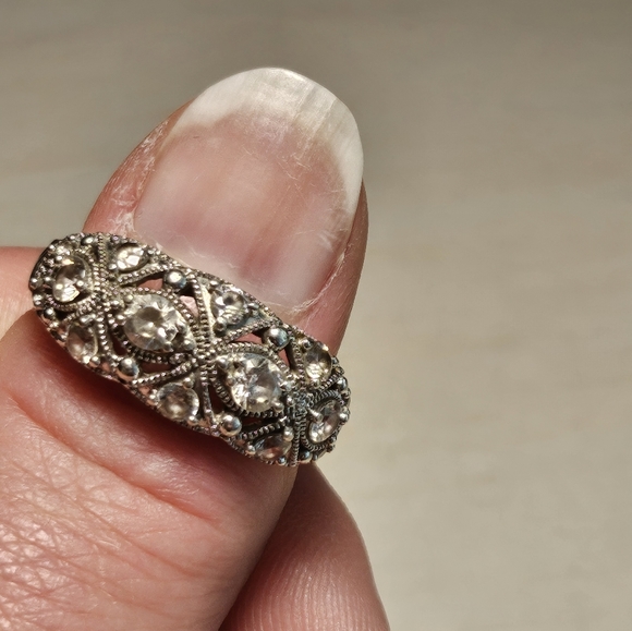 Size 8 ring - Picture 2 of 4